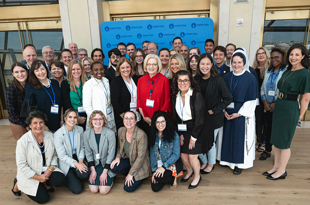 Group photo with the individuals in the front row either kneeling or on their knees.